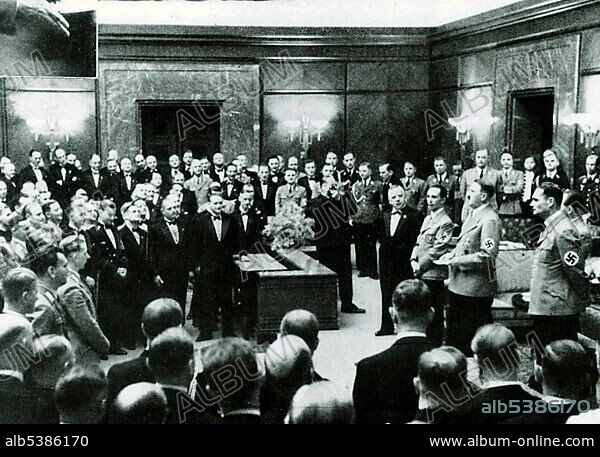 Press reception with Adolf Hitler, behind him Reichspropagandaminister Reich Minister of Public Enlightenment and Propaganda Dr. Goebbels and Reichspressechef Press Chief Dr. Dietrich, historical photo circa 1937.