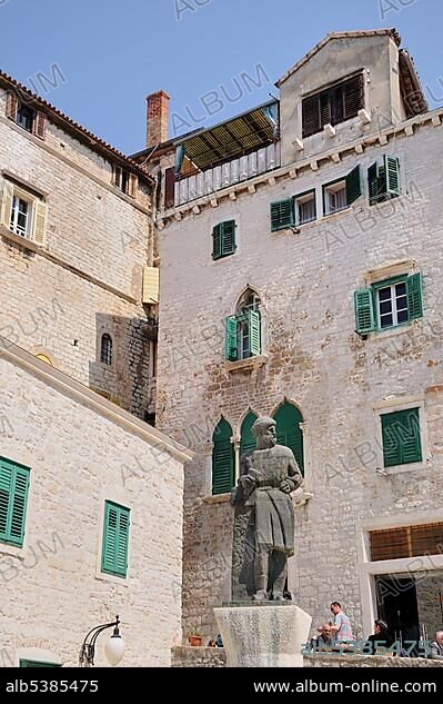 Statue of George the Dalmatian in front of the historic town palazzi on Cathedral Square in Sibenik, Croatia, Europe.