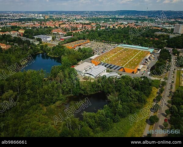 Prohlis is a district of Dresden in the borough of the same name, located in the south-east of the city on the Geberbach, Hornbach DIY store, next to it flooded old Lemgruben which are now a biotope.