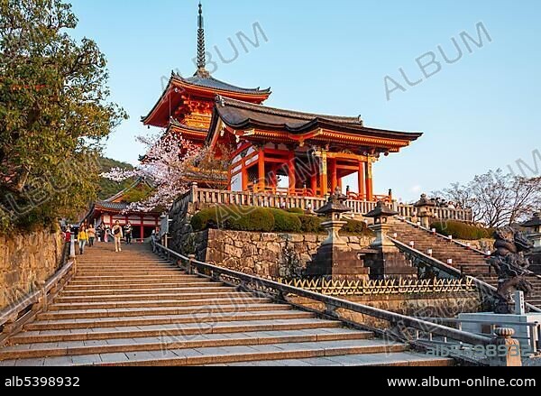 Buddhist Temple, Western Gate of Kiyomizu-dera Temple, Kiyomizu, Kyoto, Japan, Asia.