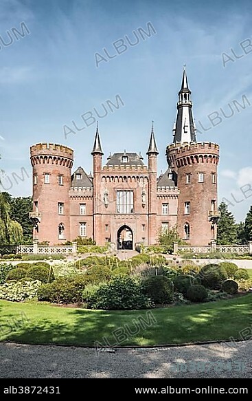 Schloss Moyland, moated castle, Museum of Modern Art, near Bedburg-Hau, North Rhine-Westphalia, Germany, Europe.