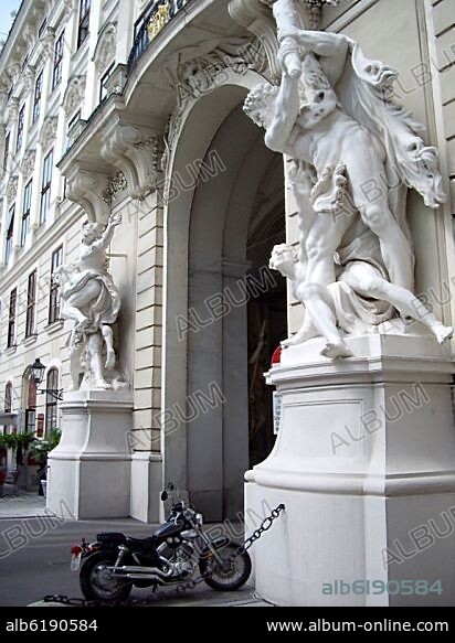 JOHANN BERNHARD FISCHER VON ERLACH. FACHADA INTERIOR DE LA PUERTA DE SAN MIGUEL CON ESCULTURAS DE LOS TRABAJOS DE HERCULES REALIZADAS POR A. P. WAGNER - SIGLO XIX.