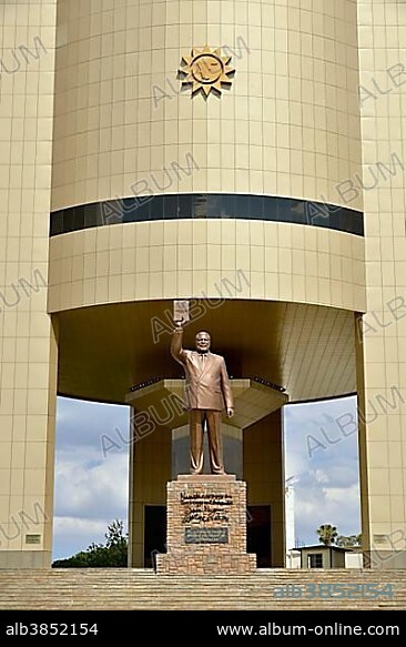 Independence Memorial Museum, in front statue of Sam Nujoma, first president of the Republic of Namibia, Windhoek, Namibia, Africa.