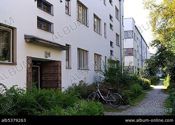 Weisse Stadt, White City, built in 1929-31 by Bruno Ahrends, Wilhelm Buening and Otto Rudolf Salvisberg, green settlement by Louis Lesser, Berlin Modernist Housing Estates, UNESCO World Heritage Site, Aroser Allee, Reinickendorf, Berlin, Germany, Europe.