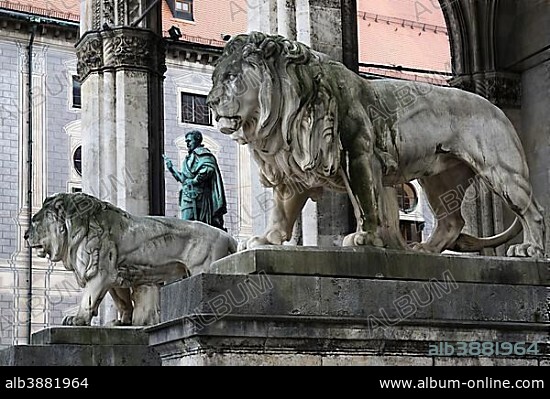 Stone lions and bronze statue of Count Tilly, Feldherrnhalle, Odeonsplatz, Munich, Bavaria, Germany, Europe.