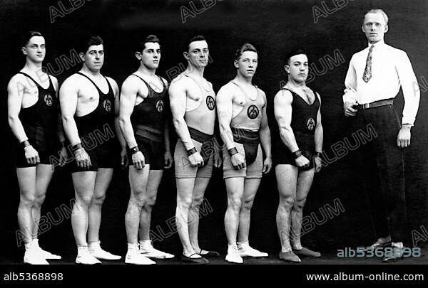 Historic photograph, wrestlers, around 1920.