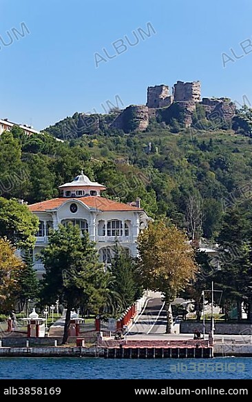View from the Bosphorus towards Genoese Castle or Yoros Kalesi, Bosporus, Anadolu Kavagi, Istanbul, Asian side, Istanbul Province, Turkey, Asia.