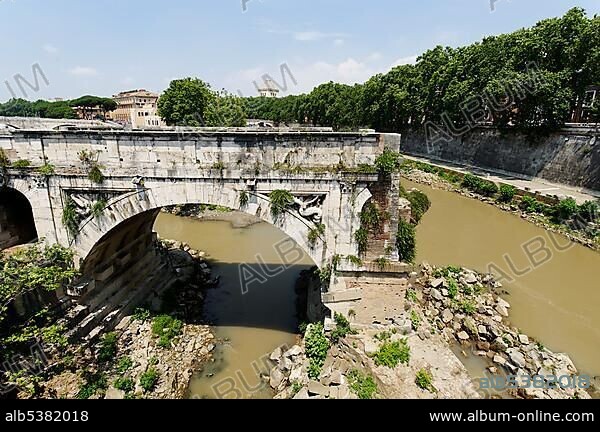 Ponte Rotto, Pons Aemilius, destroyed bridge over the Tiber, Rome's oldest stone bridge, Rome, Italy, Europe.