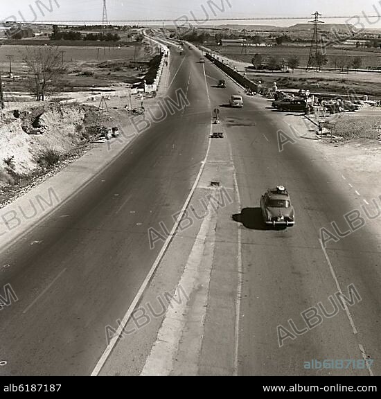 PUENTE DE SAN FERNANDO DE HENARES EN LA CARRETERA DE BARCELONA - FOTOGRAFIA EN BLANCO Y NEGRO - AÑOS 60.