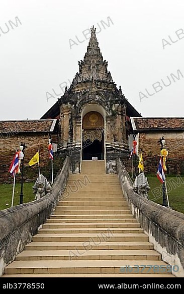 Stairs to the entrance portal, Wat Phrathat Lampang Luang Temple, Lampang Province, Northern Thailand, Thailand, Asia.
