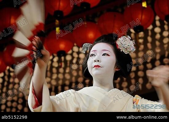 Miyako-Odori, Maiko dance by a Geisha candidate in spring, Gion District, Kyoto, Japan, Asia.