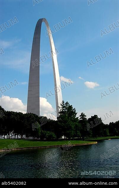 192-meter high Gateway Arch at the Jefferson National Expansion Memorial, St. Louis, Missouri, USA, North America.