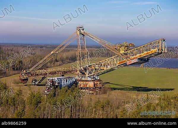The excavator 1473 with the type designation SRs 1500 (1) is a bucket wheel excavator that was manufactured in 1964 1965 by VEB Schwermaschinenbau Lauchhammerwerk and was in use until 2002. Due to its blue colouring, the bucket wheel excavator is also commonly called the Blue Wonder.