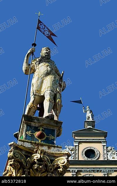 The Roland statue in front of the tavern Zum Roten Ochsen at the Fischmarkt square, Erfurt, Thuringia, Germany, Europe.