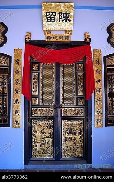 Magnificent door at the Chinese Shrine of the Serene Light, Sangtham Shrine, Phuket, Thailand, Asia.