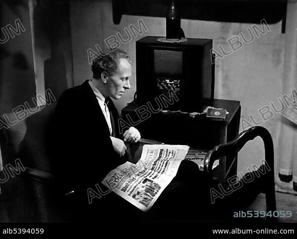 Man reading the Voelkischen Beobachter, the People's Observer, the newspaper of the National Socialist German Workers' Party, NSDAP, historical image, ca. 1938.