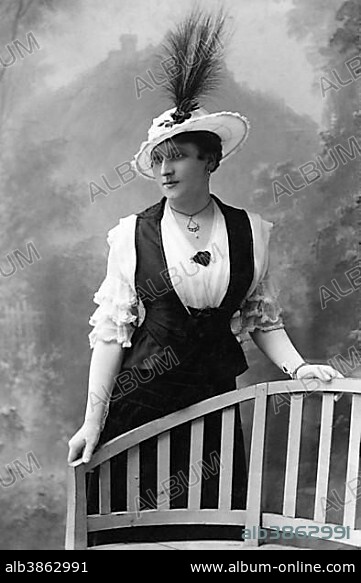 Fashion, hat fashion, woman with feathers on hat, 1910s, Germany, Europe.