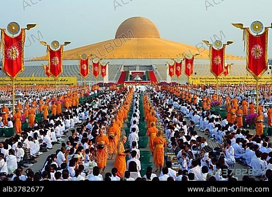 Makha Bucha Day, Magha Puja Day, Theravada Buddhist holiday, mass meeting with monks and religious people in Wat Phra Dhammakaya, Chedi Mahadhammakaya Cetiya, Khlong Luang District, Pathum Thani, Bangkok, Thailand, Asia *** IMPORTANT: Image must not be used in a negative context with the Dhammakaya temple ***.