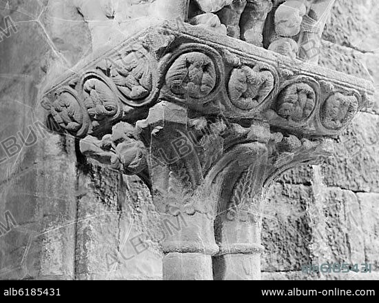 CAPITEL DEL CLAUSTRO DE LA COLEGIATA DE SANTA MARIA DEL SAR - SIGLO XII - ROMANICO ESPAÑOL - FOTOGRAFIA EN BLANCO Y NEGRO - AÑOS 50.