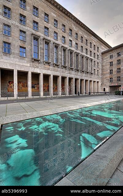 17. June 1953 Memorial by Wolfgang Rueppel, at back Aufbau der Republik, Construction of the Republic, mural by Max Lingner on the Finanzministerium building, Berlin, Germany, Europe.