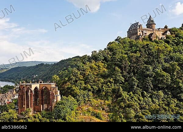 Gotic Werner chapel and the castle Stahleck, Bacharach on the Rhine, Rheinland-Pfalz, Germany, Europe.