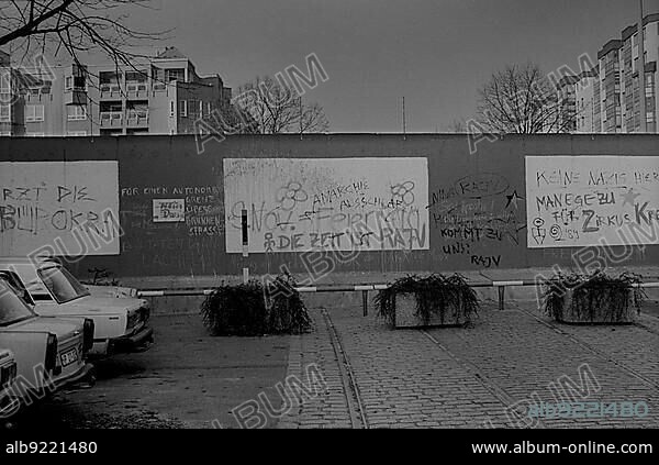 GDR, Berlin, 21.11.1989, Brunnenstraße still ends at the Wall to Wedding.