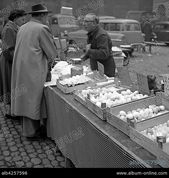 Market stall with eggs, Freiburger Münstermarkt, around 1950, Freiburg, Germany, Europe.