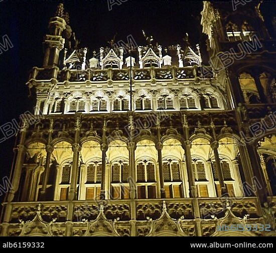 MAISON DU ROI O CASA DEL REY - EDIFICIO NEOGOTICO REALIZADO EN 1873 SITUADO EN LA GRAN PLAZA DE BRUSELAS - DETALLE LATERAL IZQUIERDO.