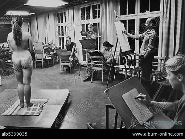 Class for nude painting, East Germany, German Democratic Republic, GDR, about 1984.