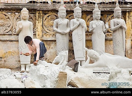 Mason making Buddha figures, Phnom Penh, Cambodia, Indochina, Southeast Asia, Asia.