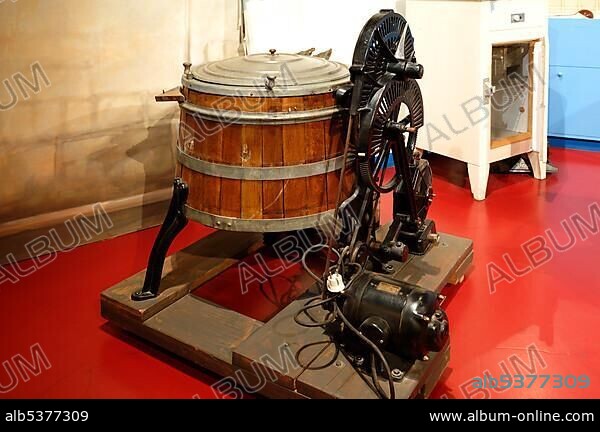 Electric washing machine from around 1930, Museum for Industrial Culture, Aeussere Sulzbacher Strasse 60-62, Nuremberg, Middle Franconia, Bavaria, Germany, Europe.