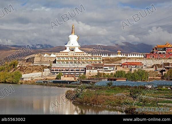Tibetan Great Chorten, Great Stupa at Garze, Kandze City, Sichuan Province, China, Asia.