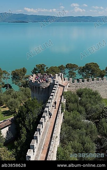 Fortress wall with tourists, overlooking Lake Trasimeno, Lago Trasimeno, Castello del Leone, Castiglione del Lago, Umbria, Italy, Europe.