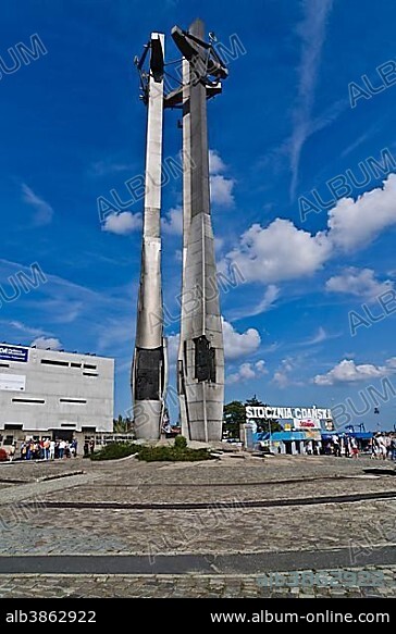 Monument to the Fallen Shipyard Workers, Pomnik Poleglych Stoczniowców, in the square in front of the main gate of the Gdansk Shipyard, Gdansk, Poland, Europe.