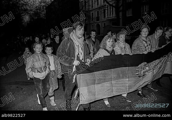 GDR; Berlin; 08.03.1990; Demonstration for International Women's Day on 8 March; from the Kollwitz statue on Kollwitzplatz to Rosa-Luxemburg-Platz.