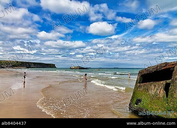 Mulberry Harbour, Remains on Sand Beach, Atlantic Wall, D-Day, Arromanches-les-Bains, Gold Beach, Normandy, France, Europe.