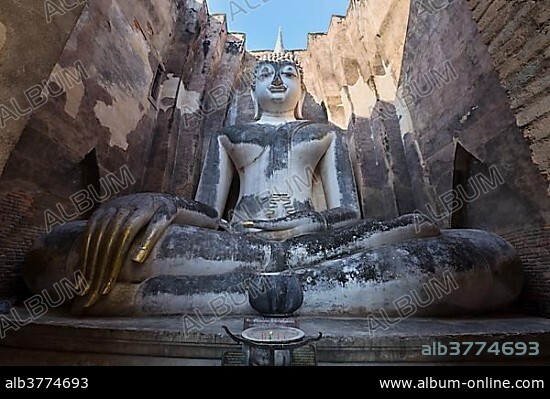 Giant Buddha statue, Wat Si Chum, Sukhothai historical park, Sukhothai, Thailand, Asia.