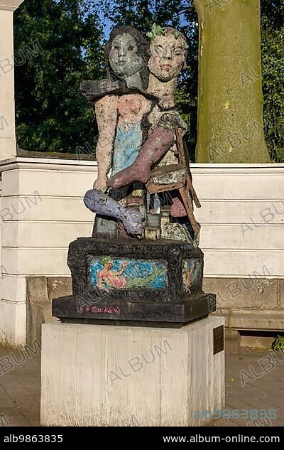 MARKUS LUEPERTZ. Sculpture Monument to Clara and Robert Schumann by Markus Lüpertz in front of the columns of the classicist Ratinger Tor, Düsseldorf, Rhineland, North Rhine-Westphalia, Germany, Europe.