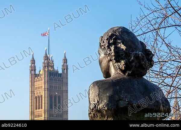 Statue of Violette Szabo in London.