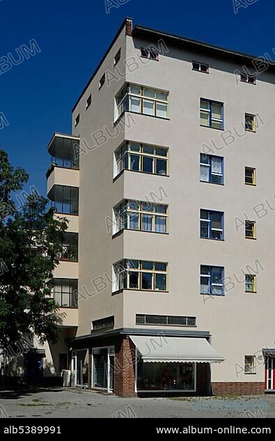 Wohnstadt Carl Legien housing estate, Berlin Modernism Housing Estates UNESCO World Heritage site, built 1928-1930 by Bruno Taut and Franz Hillinger, Gubitzstrasse street, corner of Erich-Weinert-Strasse street, Prenzlauer Berg urban district, borough of Pankow, Berlin, Germany, Europe.