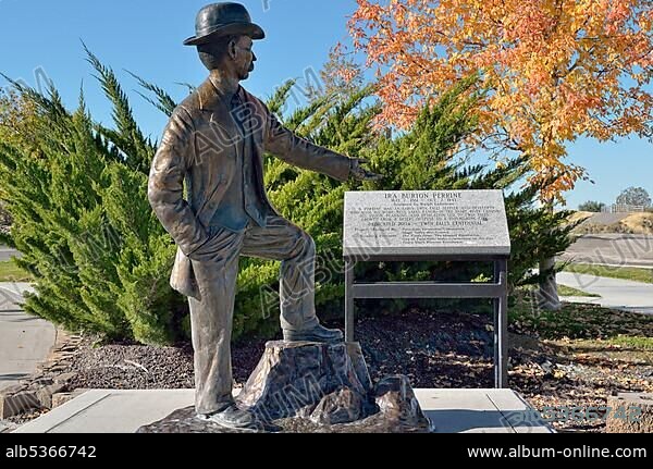 Bronze statue for I.B. Perrine by Ralph Lehrman, for merits of the settler in relation to the city of Twin Falls, Idaho, USA, PublicGround, North America.