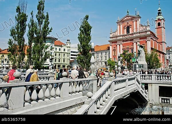 Franciscan church, triple bridge or three bridges crossing the river Ljubljanica, Ljubljana, Slovenia, Europe.