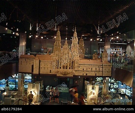 INTERIOR DEL PABELLON DE GALICIA CON LA MAQUETA DE LA CATEDRAL DE SANTIAGO.