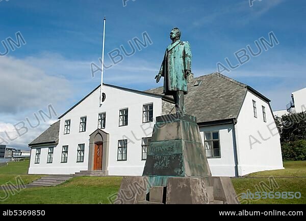 Statue of Hannes Hafstein in standing front of the Prime Minister's house, first Icelandic Prime Minister, StjÃ³rnarrÃ¡Ã°shÃºsiÃ°, Laekjartorg, town centre, Reykjavik, Iceland, Scandinavia, Northern Europe, Europe.