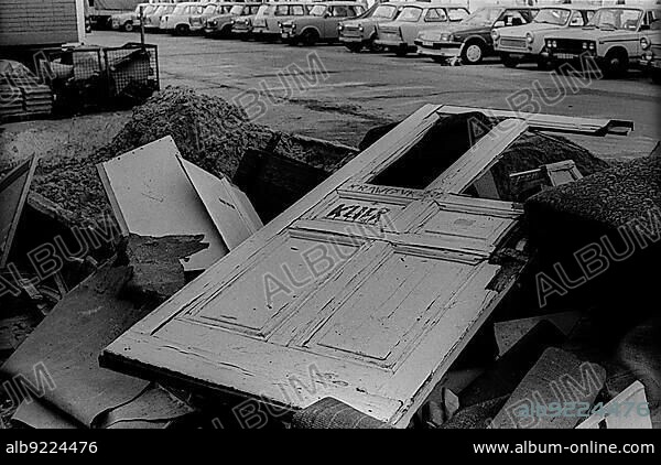 GDR, Berlin, 28.9.1988, the torn out door of Freia Klier and Stefan Kraftczik, in Oderberger Straße (opposite the fire station).