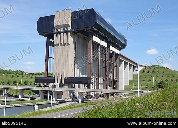 Boat lift of Strepy-Thieu, Canal du Centre, UNESCO World Heritage Site, Province Hainaut, Wallonia or Walloon Region, Belgium, Europe.
