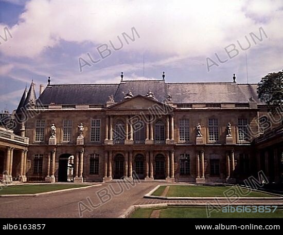 RENÉ ALEXIS DELAMAIRE. FACHADA PRINCIPAL DEL HOTEL DE SOUBISE CONSTRUIDO EN 1704 PARA LOS PRINCIPES DE SOUBISE.