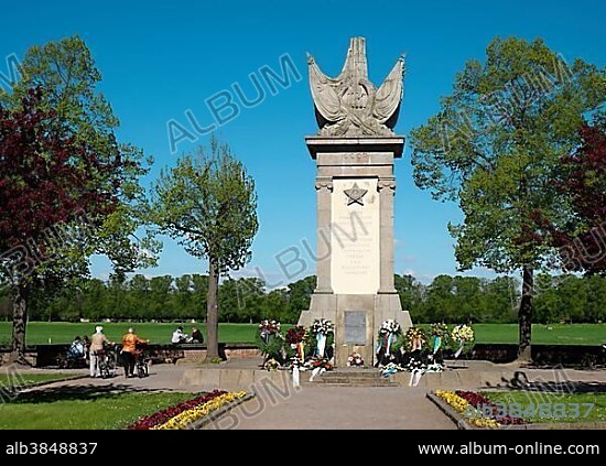 Monument to the meeting of Allied forces, recalling the meeting of Soviet and American soldiers 1945 at the Elbe, Torgau, Saxony, Germany, Europe.