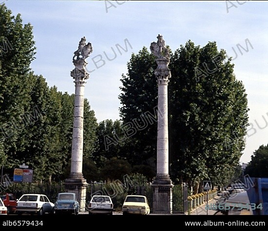 CAYETANO DE ACOSTA. ALAMEDA DE HERCULES - COLUMNAS REMATADAS CON LEONES Y ESCUDOS REPRESENTANDO A ESPAÑA Y SEVILLA - SIGLO XVIII.