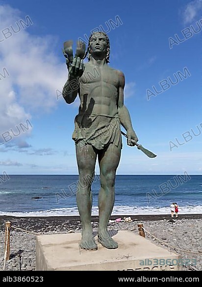 Bronze statue, monument to the Guanche warrior, Hautacuperche, La Gomera, Valle Gran Rey, Canary Islands, Spain, Europe.